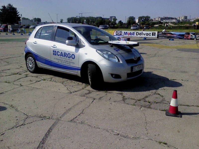 Míek umístný na osobním automobilu